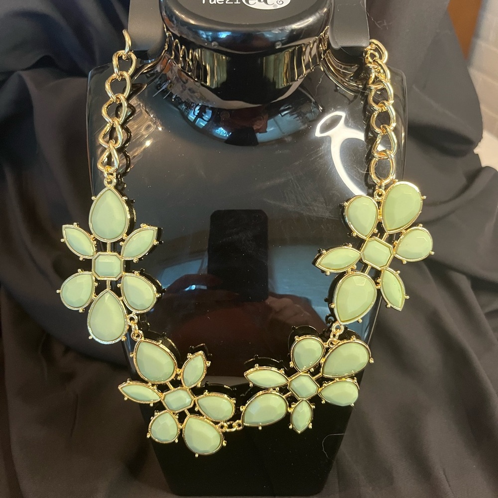 Fashion jewelry green flower necklace